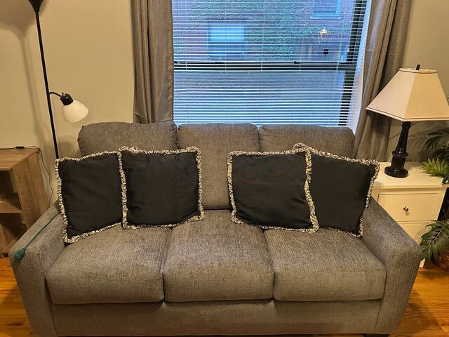 Modern 2BR Lakeview | Walk to Wrigley + Wi-Fi gallery image 4