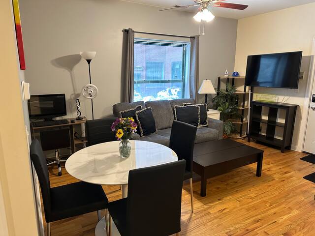 Modern 2BR Lakeview | Walk to Wrigley + Wi-Fi gallery image 2