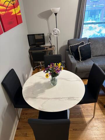 Modern 2BR Lakeview | Walk to Wrigley + Wi-Fi gallery image 3