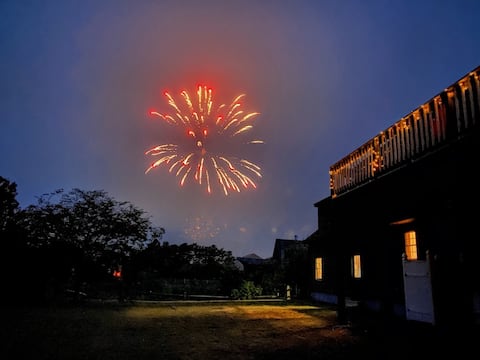 Spacious Ocean View Getaway, 3 min walk to beach