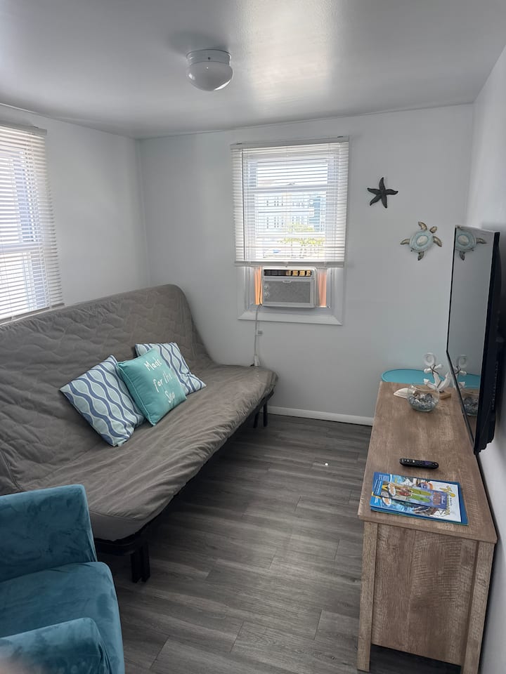Apt C Ocean Views, Superb Location, Private Deck - Wildwood, NJ