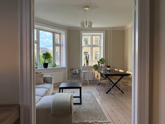 ☆ Lys 3 værelses lejlighed i et pænt nabolag ☆