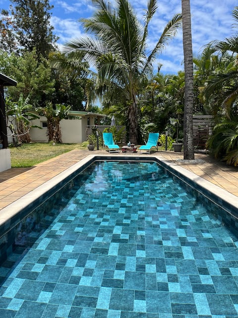 Top performing Airbnb: Studio 10 minutes from the airport with pool in Saint Denis