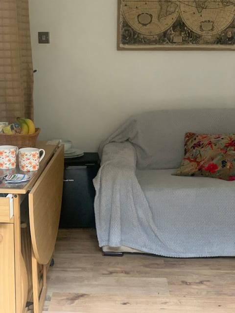 Popular Airbnb listing: Private Self contained dog friendly accommodation in Bourton On The Water