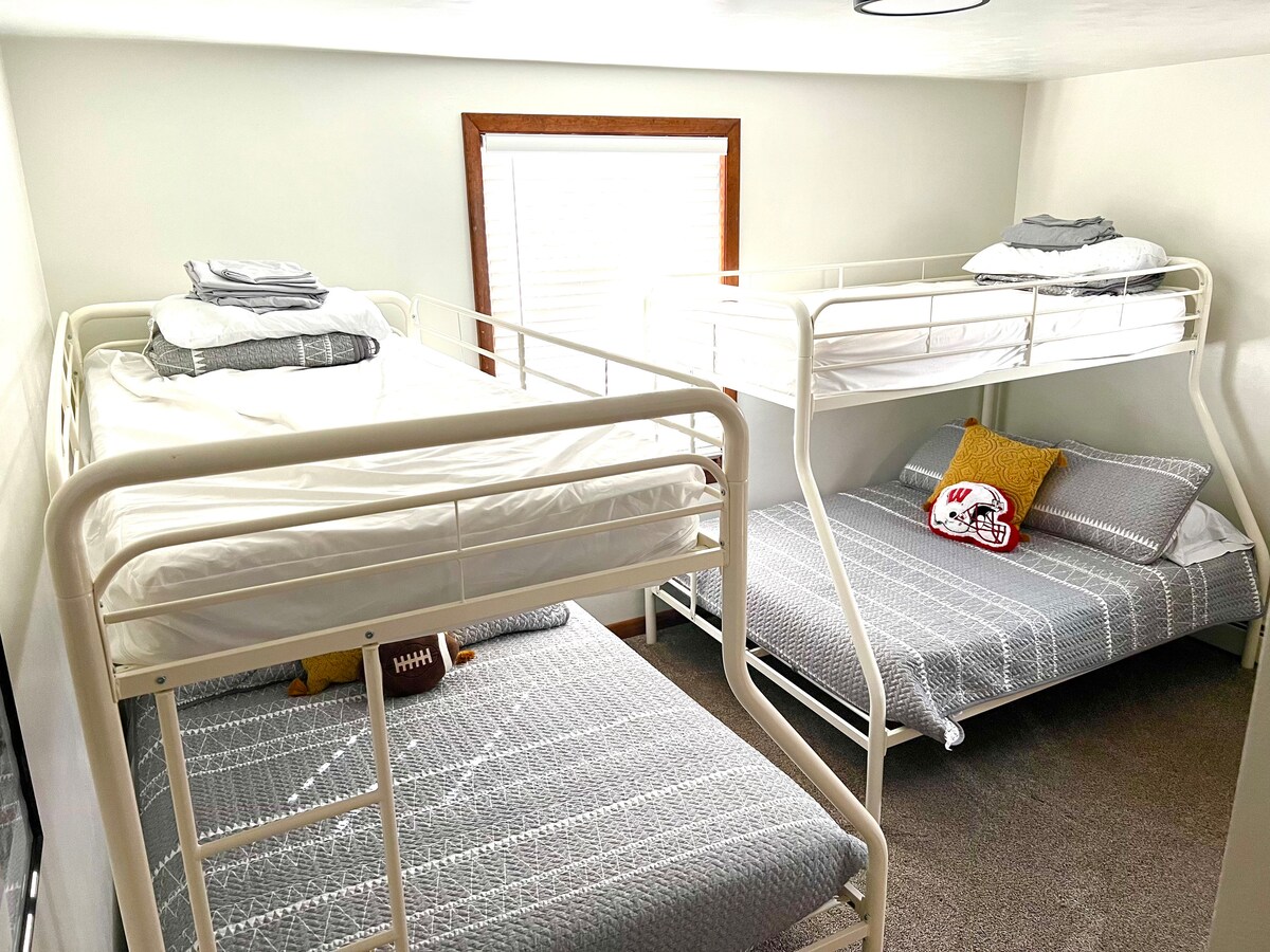 חדר שינה מס '1. מצויד בשתי מיטות קומתיים, שתיהן עם מיטות זוגיות למעלה ומיטות מלאות למטה. בחודשי הקיץ, בחדרי השינה יש יחידות מיזוג אוויר בחלון כך שתוכלו לשלוט בסביבת השינה שלכם.