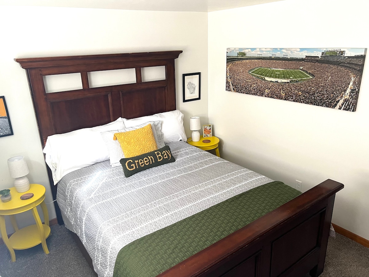 חדר שינה מס '2. מיטת קווין סייז. בחודשי הקיץ, בחדרי השינה יש יחידות מיזוג אוויר בחלון, כך שתוכלו לשלוט בסביבת השינה שלכם.  