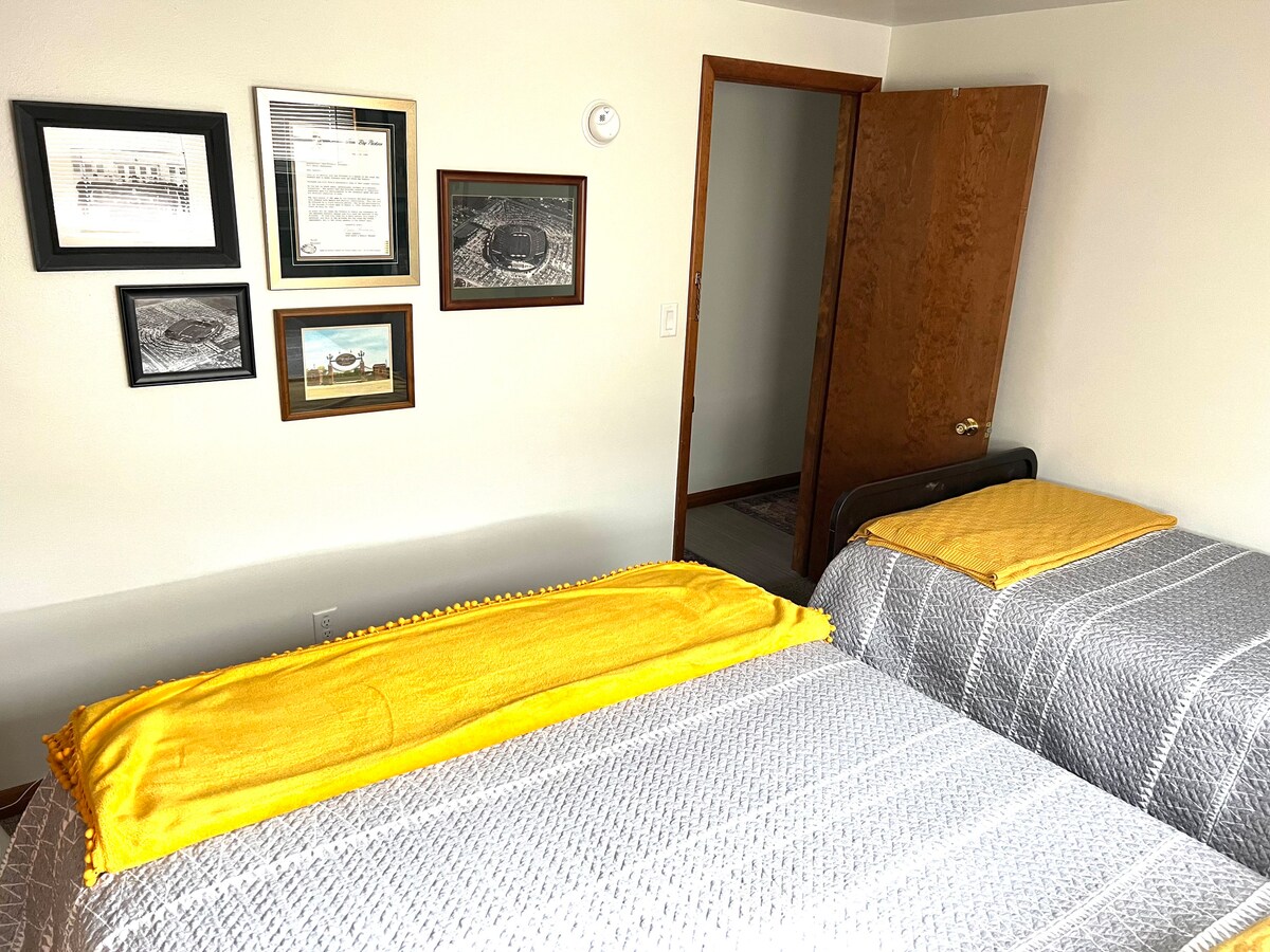 חדר שינה מס '3: מיטת קווין סייז ומיטת יחיד. בחודשי הקיץ, בחדרי השינה יש יחידות מיזוג אוויר בחלון, כך שתוכלו לשלוט בסביבת השינה שלכם. 