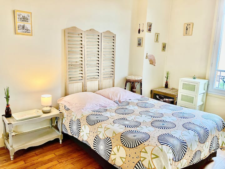 Camera da letto dall'atmosfera accogliente che invita al viaggio. Letto matrimoniale queen size molto confortevole con materasso in lattice biologico e rete in legno di faggio. Armadio a due ante, mensole, cassettiera e tavolini.