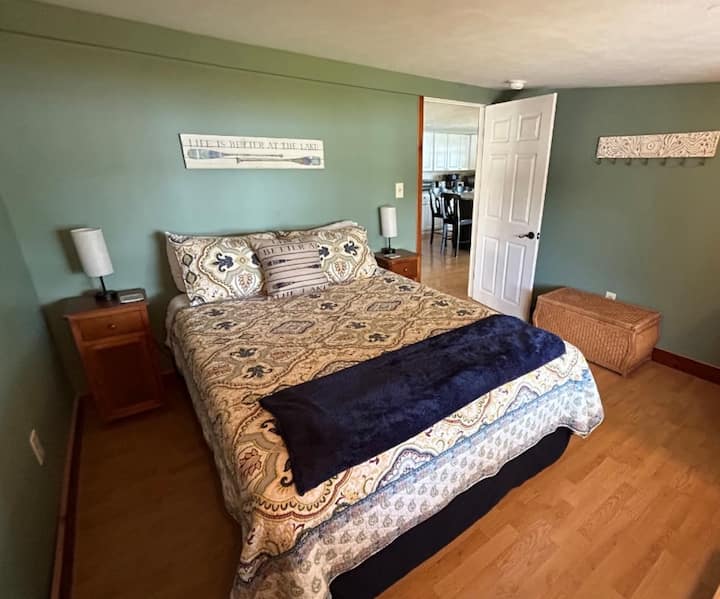 第二间卧室配备标准双人床，可欣赏湖景