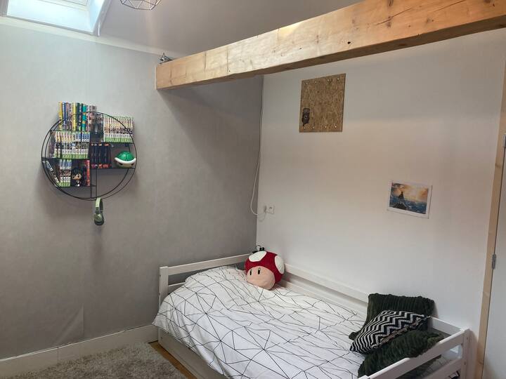 Chumba cha kulala juu ya ghorofa 
Choo + mashine ya kuosha mikono imefungwa kwenye chumba cha kulala 