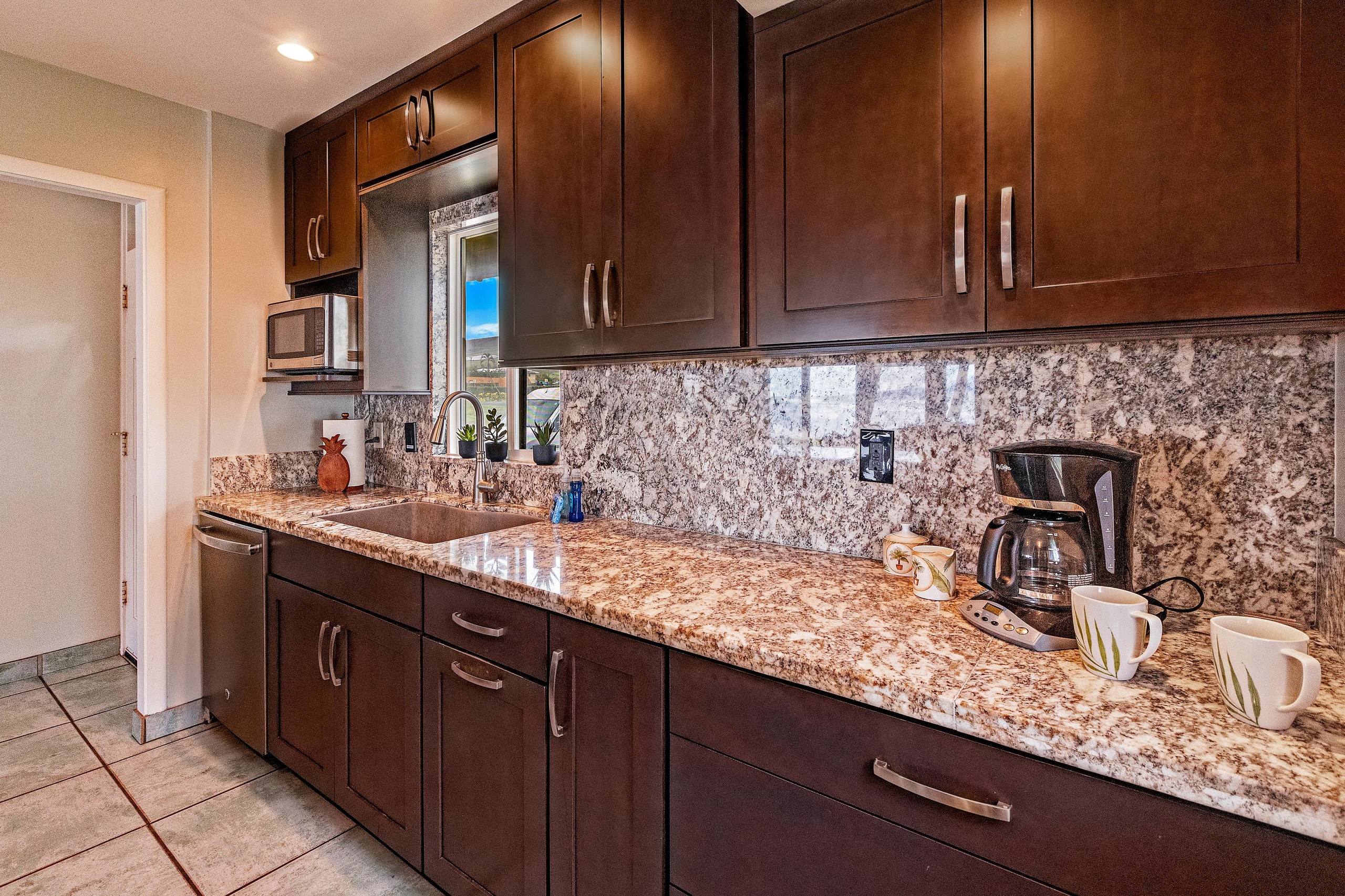 Condo in Lahaina · ★5.0 · 2 bedrooms · 5 beds · 3 baths - Image 5