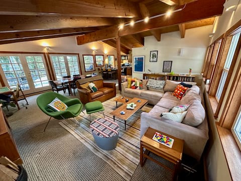 Palisades Discount*, Skip Traffic, Hot Tub, Dogs