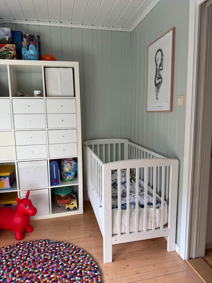 Spálňa s detskou postieľkou na 3. poschodí.