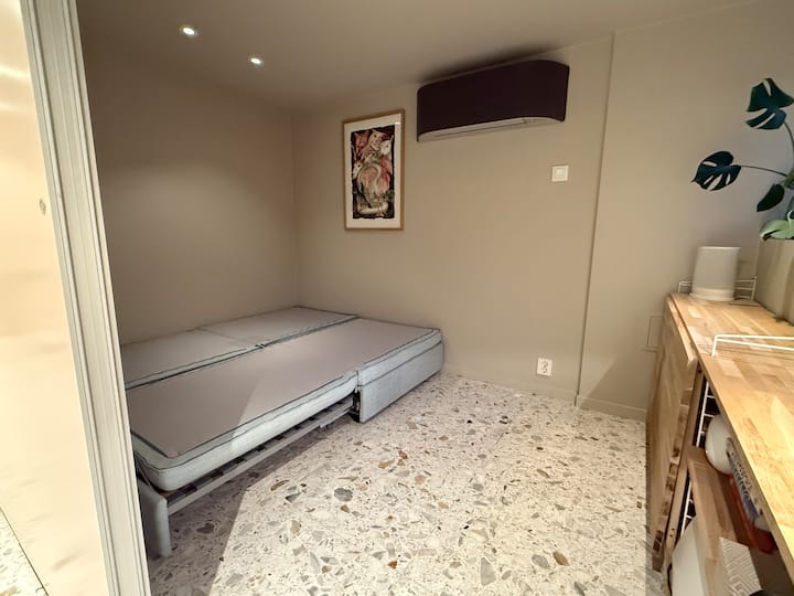 Viacúčelová miestnosť na prízemí, ktorú je možné uzavrieť do spální. 