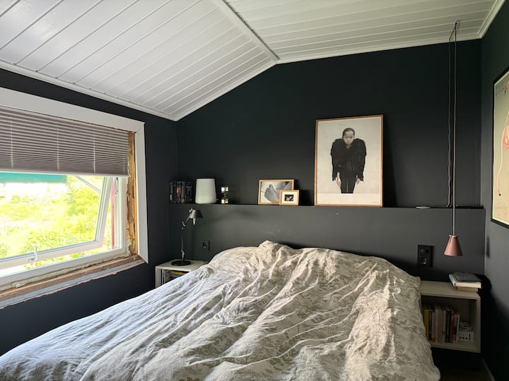 Spálňa s manželskou posteľou na 3. poschodí. 

V dôsledku nedávnej výmeny okien chýbajú parapety, ale je to len estetický problém.