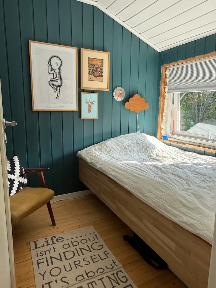 Spálňa s lôžkom 120 cm na 3. poschodí. 

V dôsledku nedávnej výmeny okien chýbajú parapety, ale je to len estetický problém.