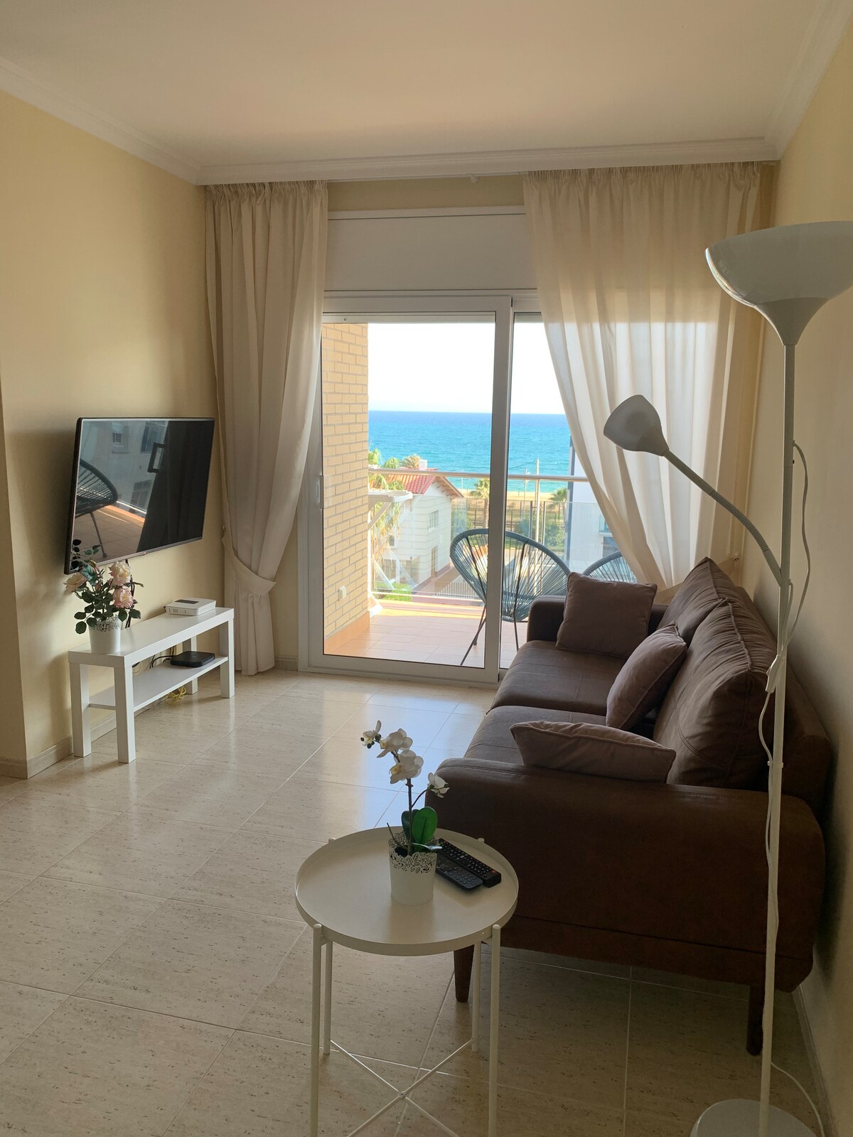 Annonce Airbnb populaire: Duplex with a terrace and ocean views. à Pineda De Mar