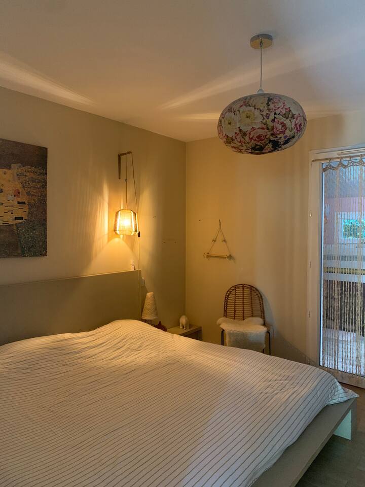 เตียงคิงไซส์สำหรับห้องนอนใหญ่ 
มีผ้าปูที่นอนให้  