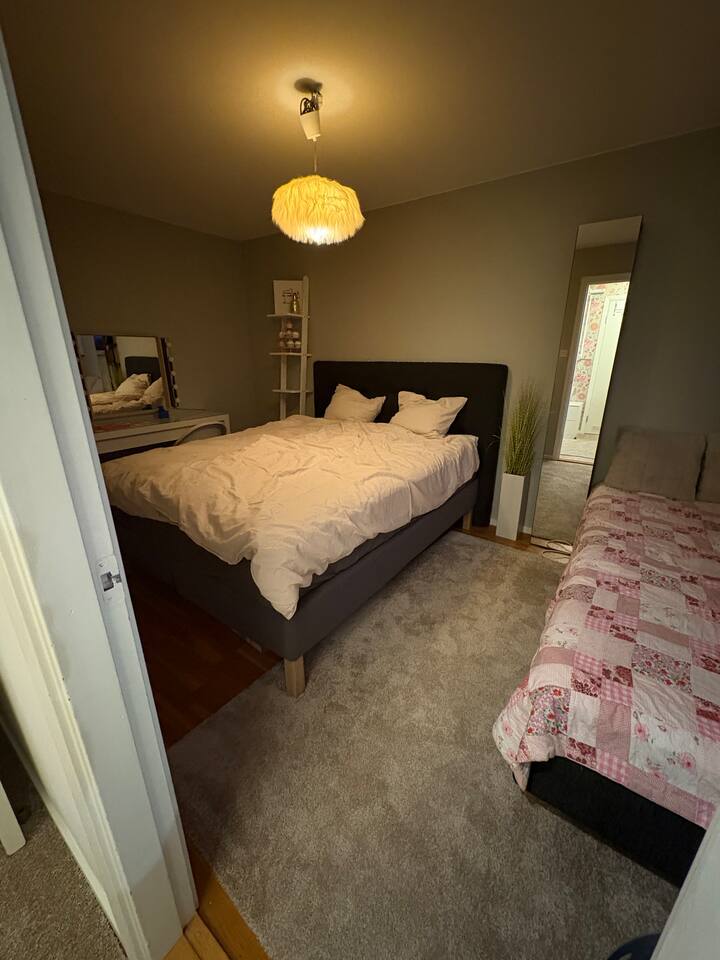 Chambre à l'étage. Lit de 160 cm et lit de 90 cm. 

La chambre est directement adjacente au dressing et à la salle de bain avec toilette et baignoire.