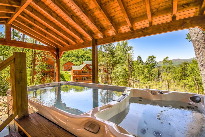 Pvt Swim Spa, Hot Tub, Firepit, Game Room, Theater - Gatlinburg, TN