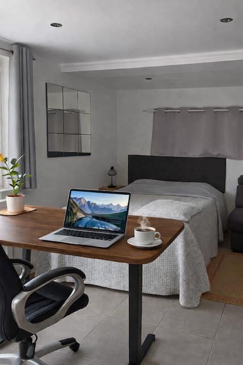 Professional stopover studio in Flers, private parking, fiber Wi-Fi