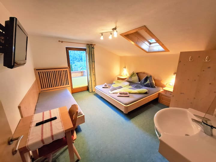 Udobne spavaće sobe u apartmanu Franziska sa satelitskom televizijom ravnog ekrana, privatnim umivaonikom i balkonom