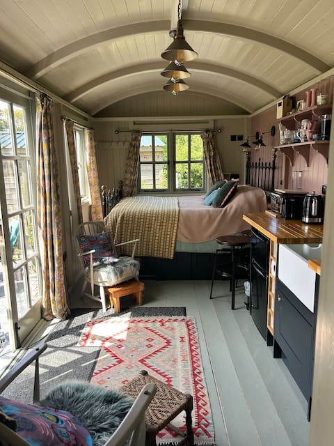 Shepherds Hut, B&B, Sea views coastal walks,