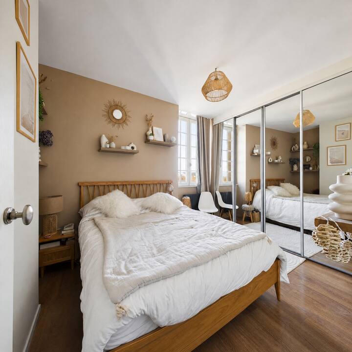 Habitación con cama tamaño Queen. La vista da directamente al Garona y al puente de Pierre.