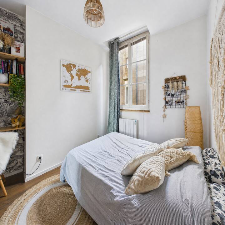 Cama de 140 con escritorio, con vista al patio