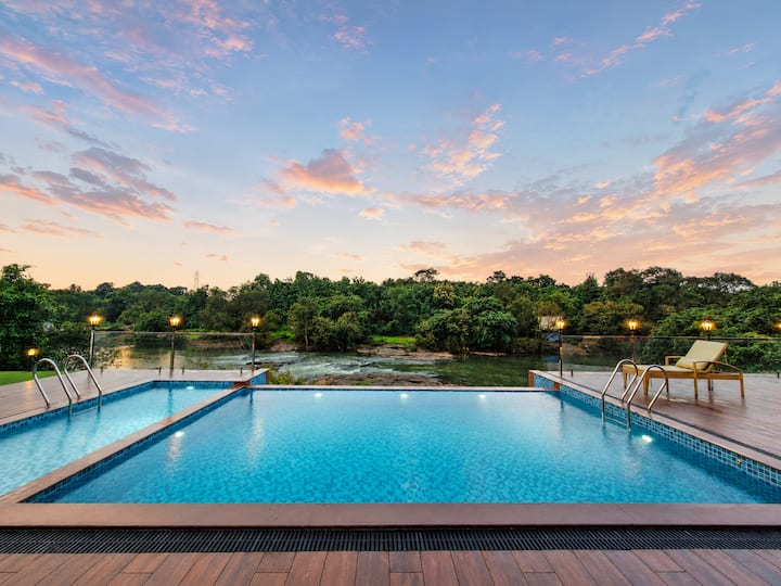 Private Riverside Glass Room & Villa with Pool
