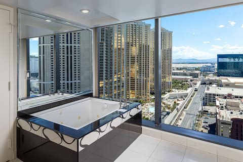 Center Strip | Jacuzzi Spa Suite + Panoramic View