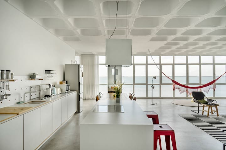 Loft espaçoso com vista deslumbrante.