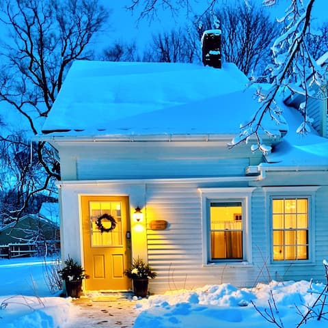 Top Airbnb: Yellow Door Sunny New England House Apt STR26-37 in Rockland