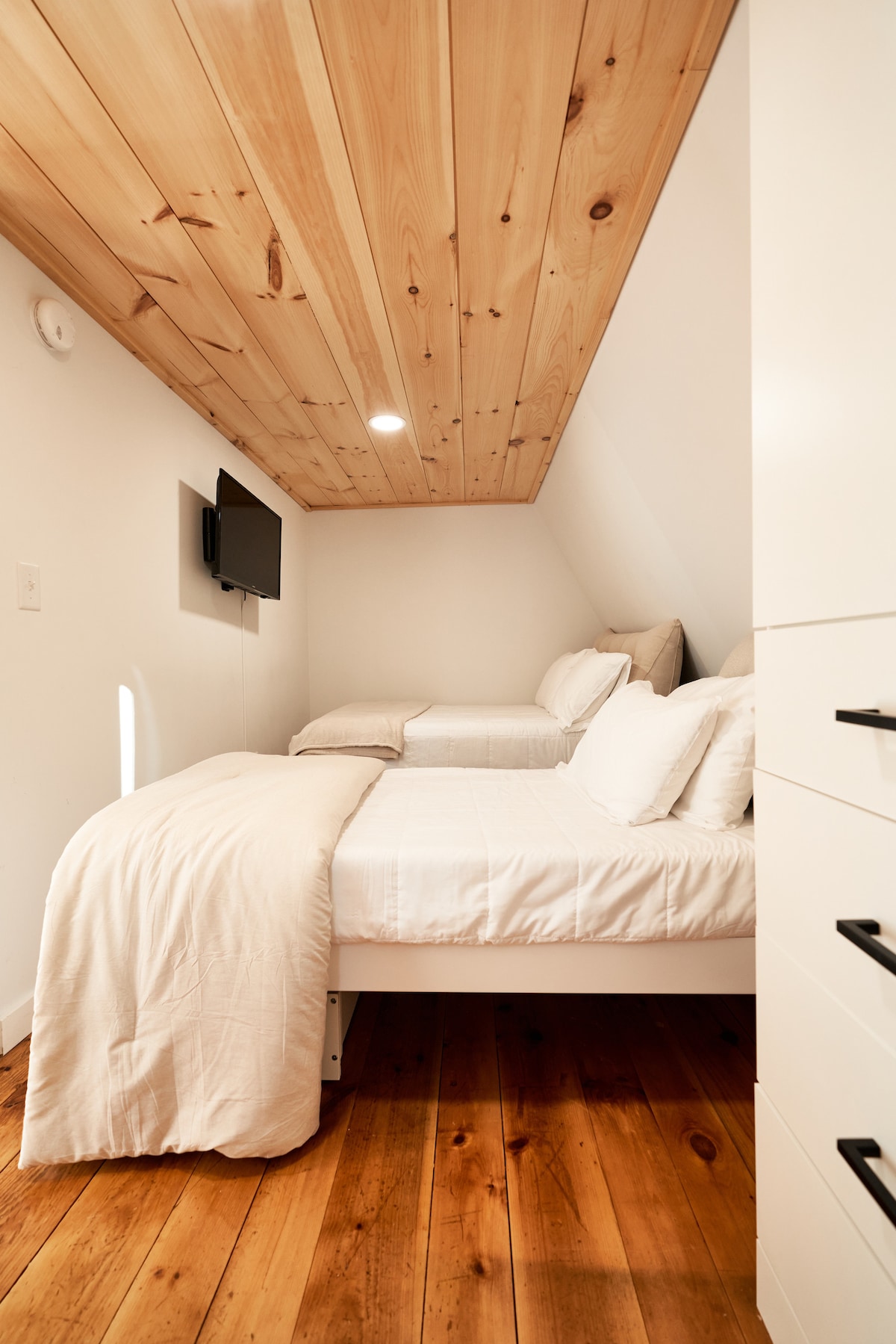 Super gezellige slaapkamer beneden is perfect voor kinderen, koppels of wie dan ook. Veel opbergruimte, met uitzicht op achtertuin.