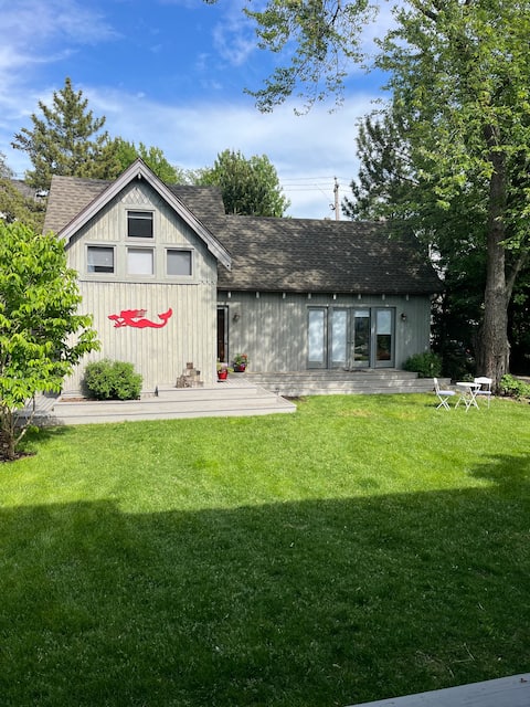 1BR full cottage, 1 min walk to private beach