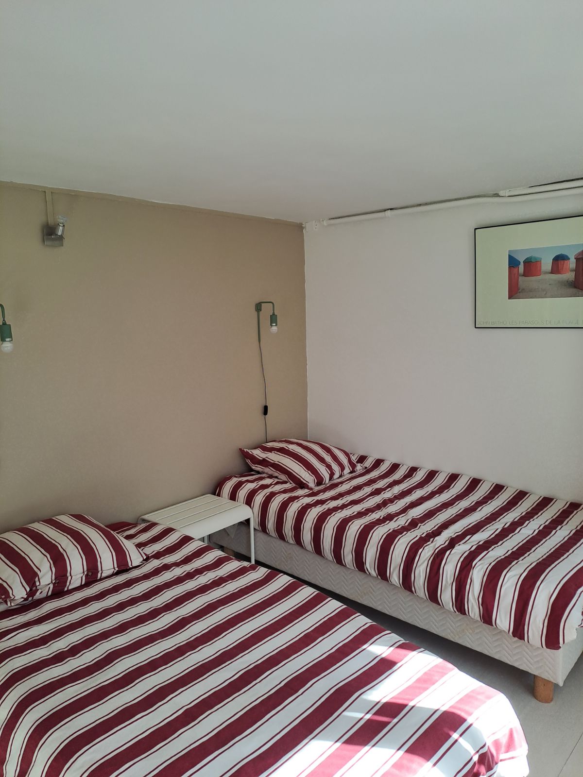 חדר שינה לשניים עם 2 מיטות יחיד במפלס הגינה