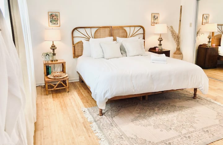 Beach Boho Master Suite - романтичен оазис, оборудван с двойно легло с винтидж плетени възглавници в собственото си крило на къщата. 