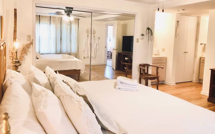 Sve spavaće sobe imaju zrcalne ormare s dovoljno prostora za vaše otočne niti. Glavna spavaća soba ima 55-inčni pametni TV za vaš lijeni užitak gledanja. Prijavite se na svoj Netflix račun i opustite se! 