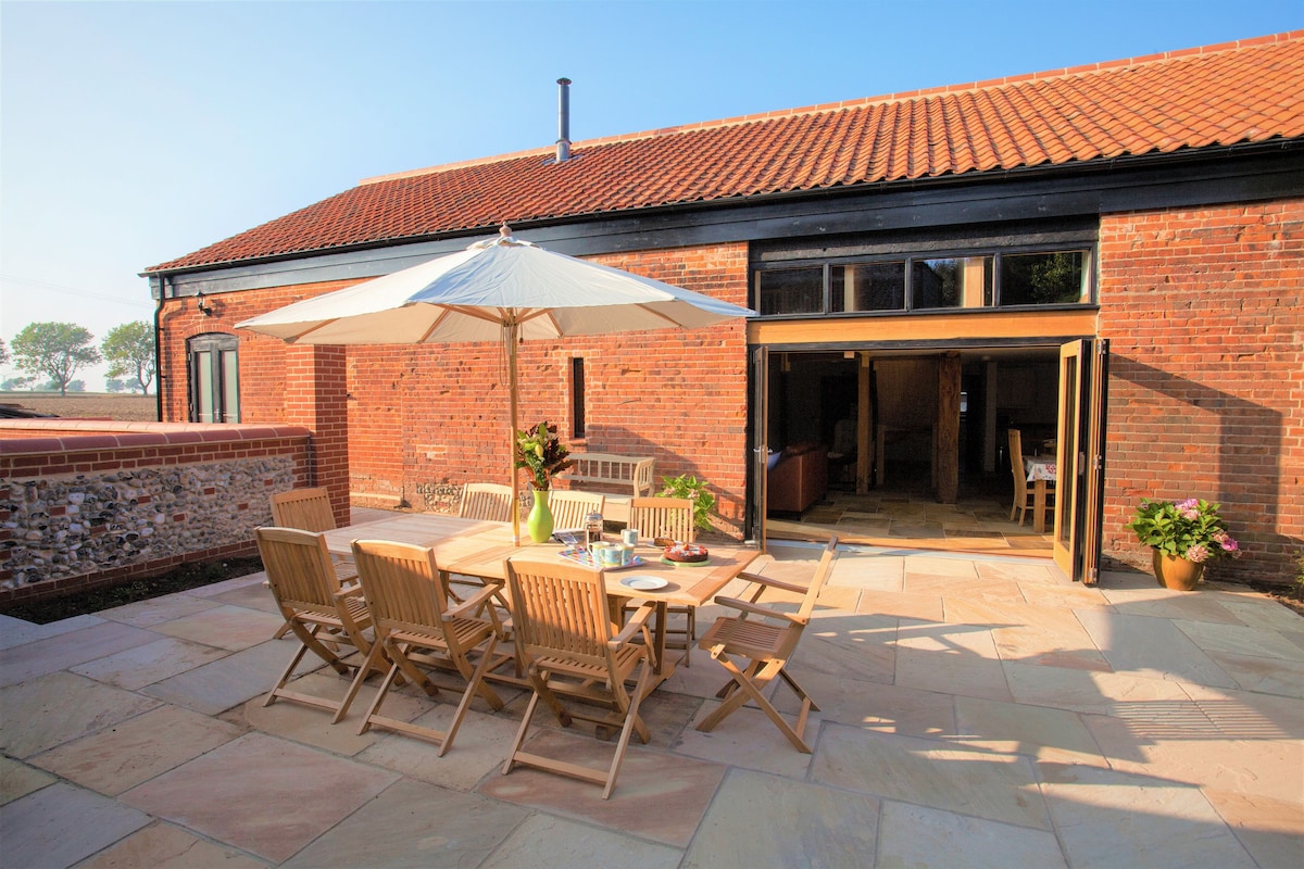 Successful Airbnb property: Large, luxurious eco barn near sandy beach in Winterton On Sea