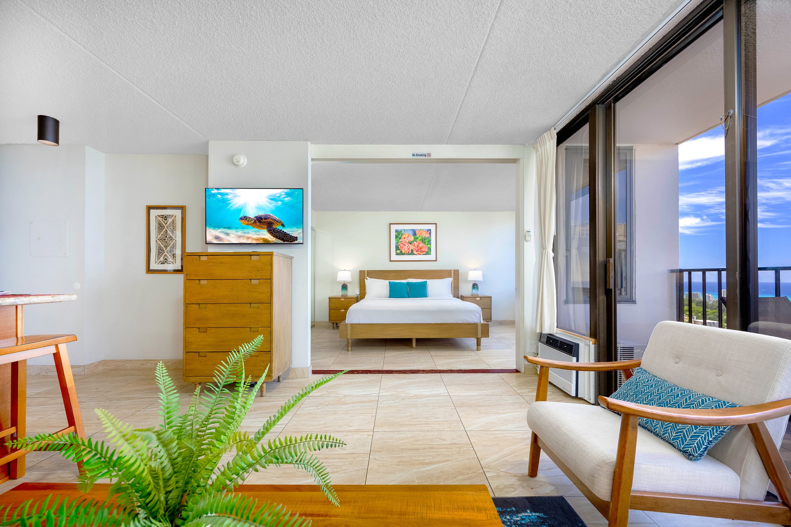Waikiki Banyan w/ lanai & beach access - Image 1