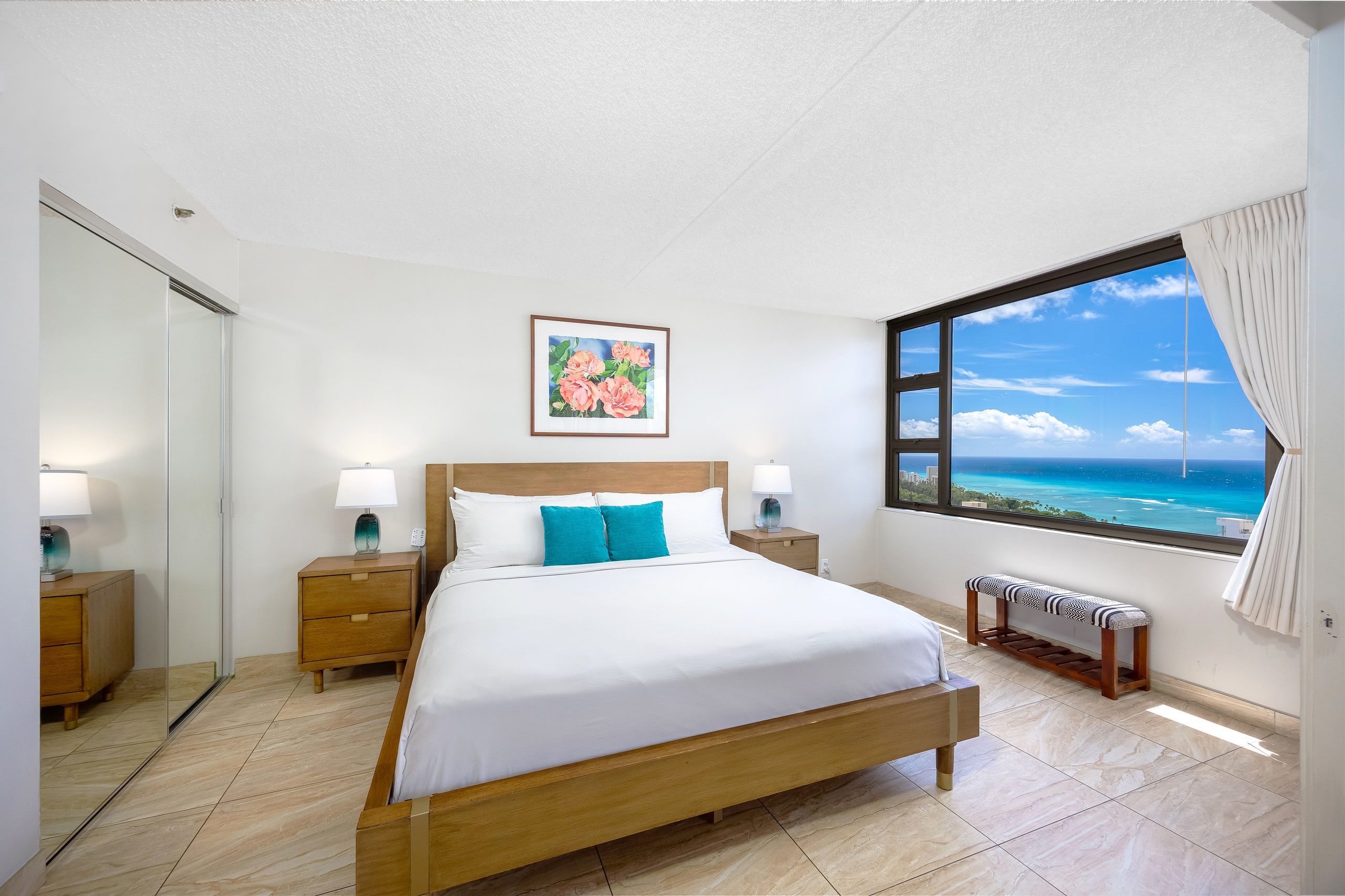 Waikiki Banyan w/ lanai & beach access - Image 2