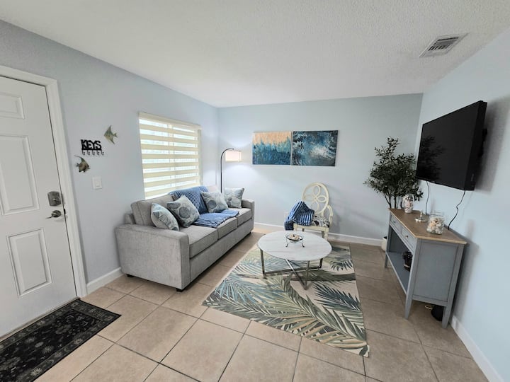 Charming Condo Minutes From The Beach - St. Pete Beach, FL
