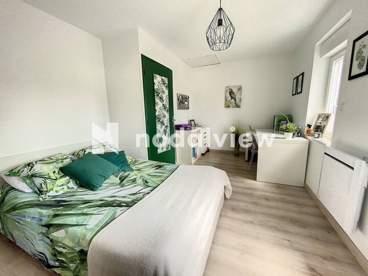 Habitación luminosa con cama de 140 cm - Almacenamiento - Escritorio - Peluquería