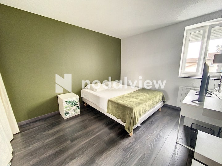 Bonito dormitorio con cama de 160 cm - Almacenamiento - TV