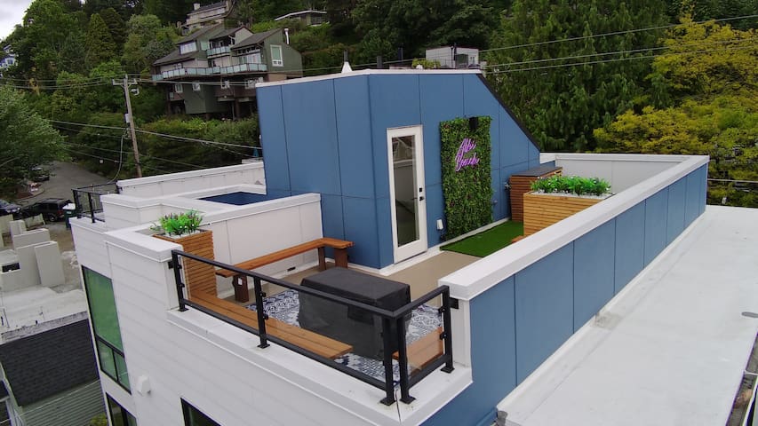 Wine & Waves: Alki Homes for Family and Friends