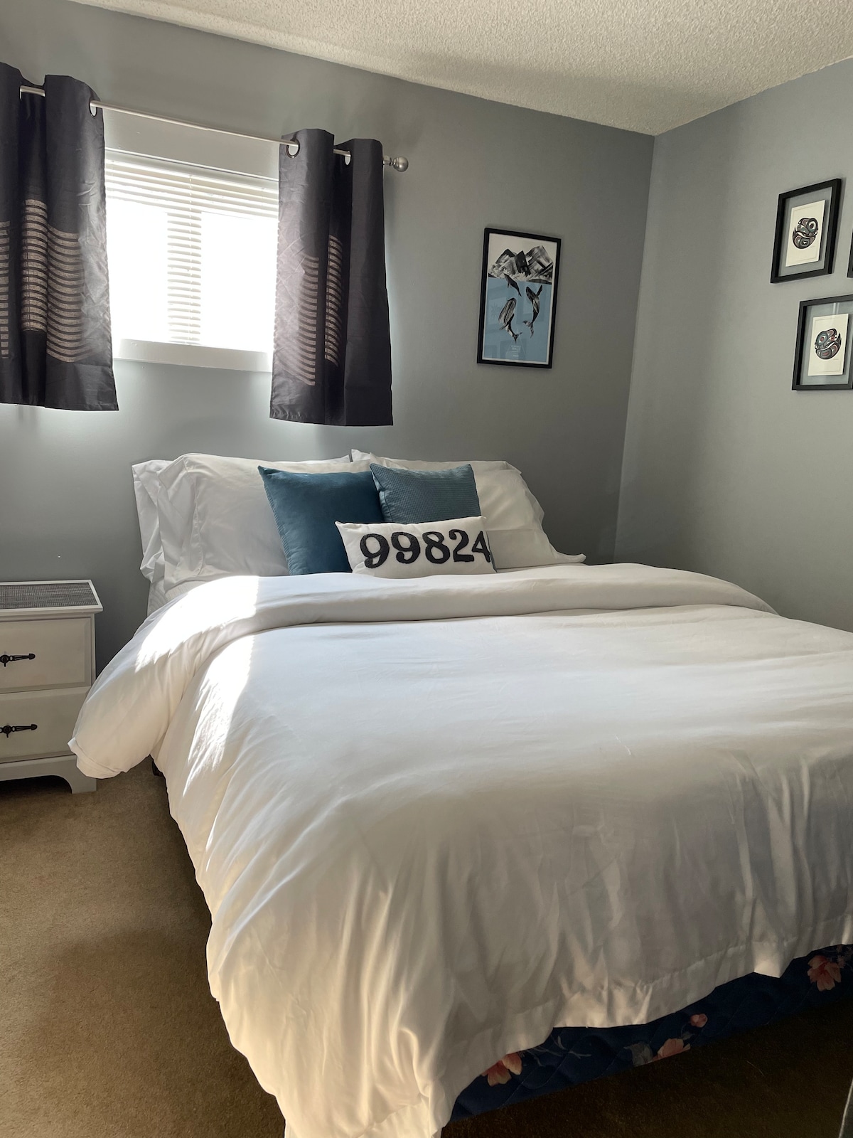 Საწოლის საწოლი და ქვემოთ ალტერნატიული საბანი, უშუქო ფარდები, სააბაზანოს, კარადა, ტუმბო, ბარგის საკიდი.