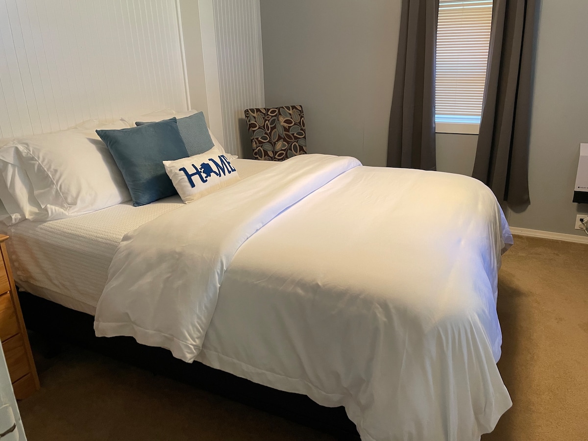 Ძირითადი საძინებელი 1 დაბლა: მატრასი Sealy, უშაქრო ფარდები, პატარა კარადა, სრული ზომის კომოდი, ბარგის საკიდი, ტელევიზორი Firestick-ით (ჩვენ ვაწვდით Netflix-ს, თან იქონიეთ სტრიმინგზე შესვლის სხვა ინფორმაცია), პლუშის თეთრეული. 