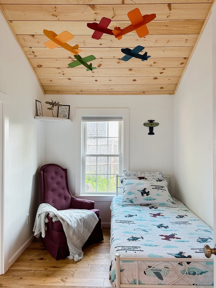 Kitanda pacha na kiti chenye mgongo wa juu kinachoangalia bustani 