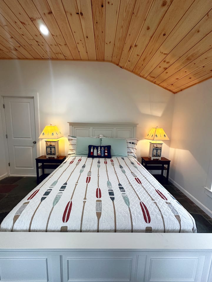 Kitanda cha ukubwa wa malkia, stendi mbili za usiku na taa za majini 