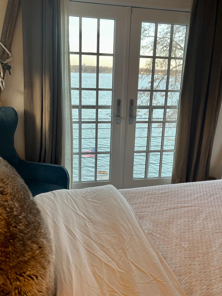 主卧配有小阳台，可俯瞰湖景。 